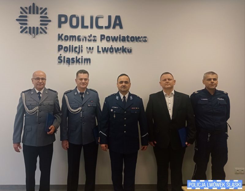 Uroczyste pożegnanie trzech policjantów z lwóweckiej komendy