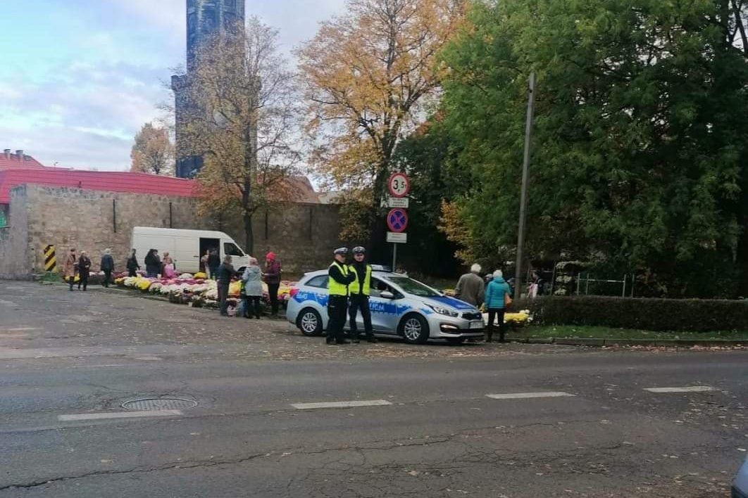 Akcja Znicz: policjanci dbają o bezpieczeństwo przy cmentarzach
