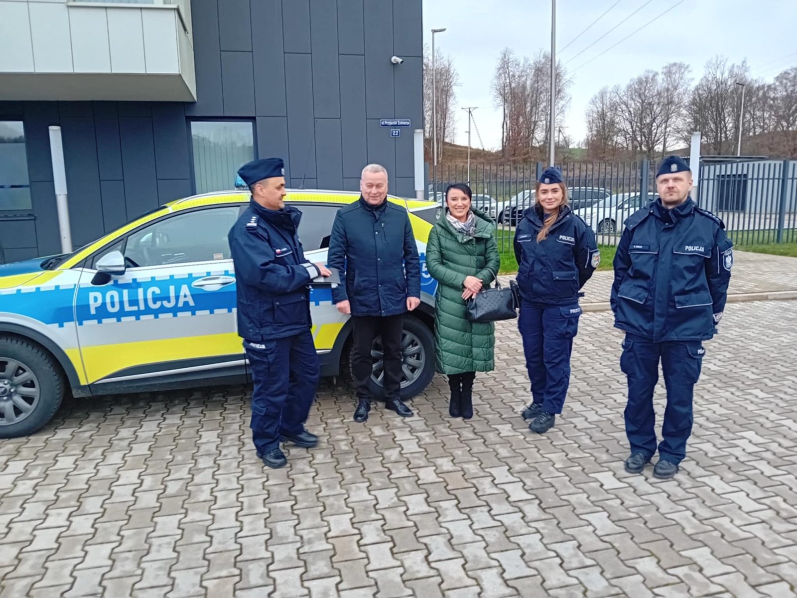 Burmistrz Mirska przekazał radiowóz lwóweckiej policji