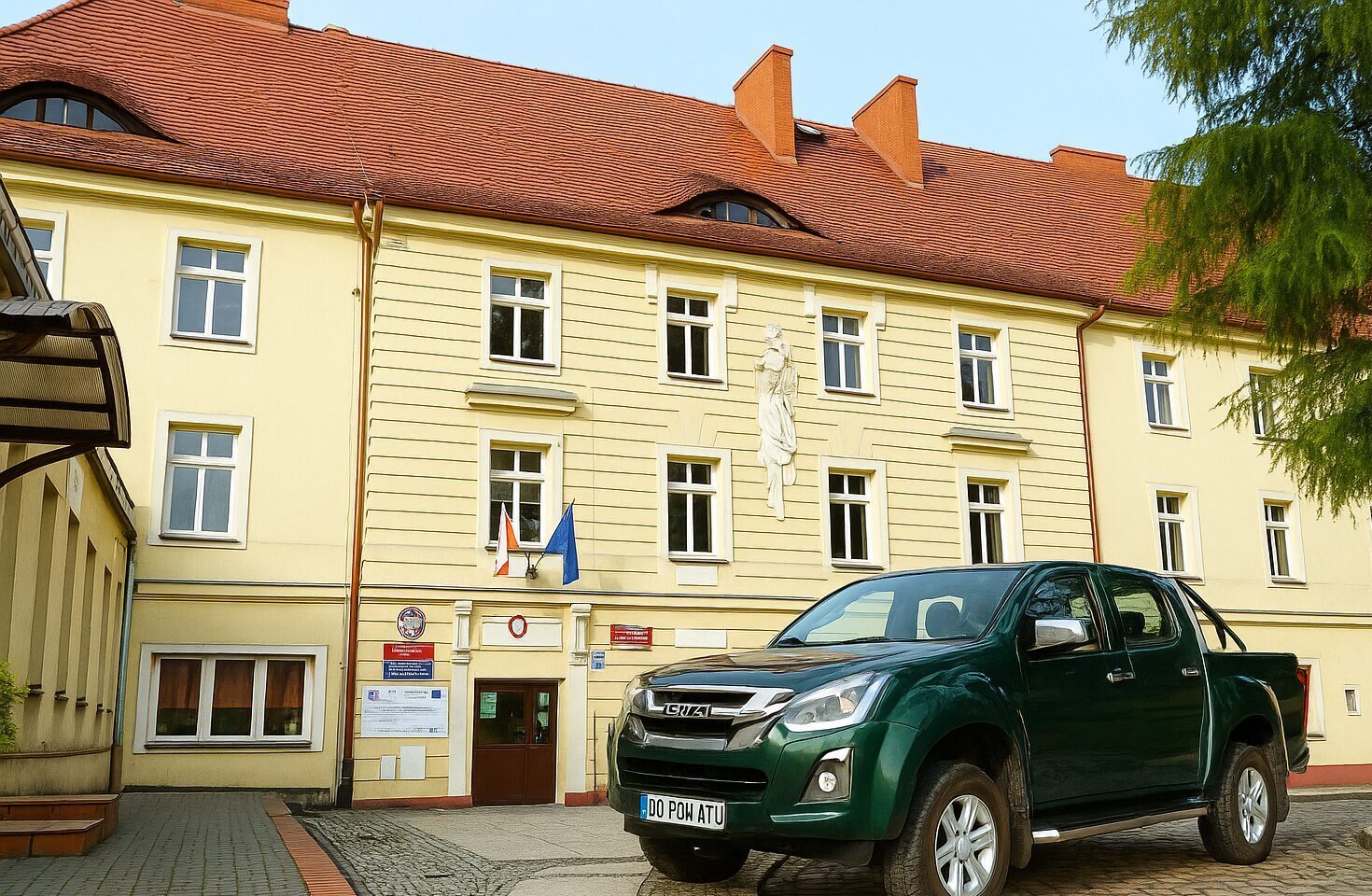 Zielony samochód zamiast schronów? Radni pytają o priorytety powiatu