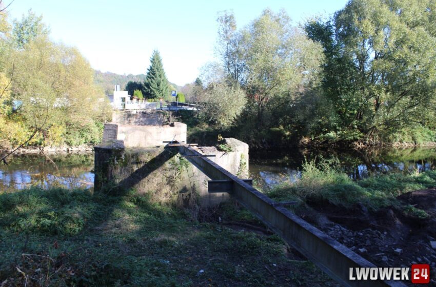Rozpoczęła się odbudowa kładki nad rzeką Bóbr. Wiadomo, kiedy będzie gotowa