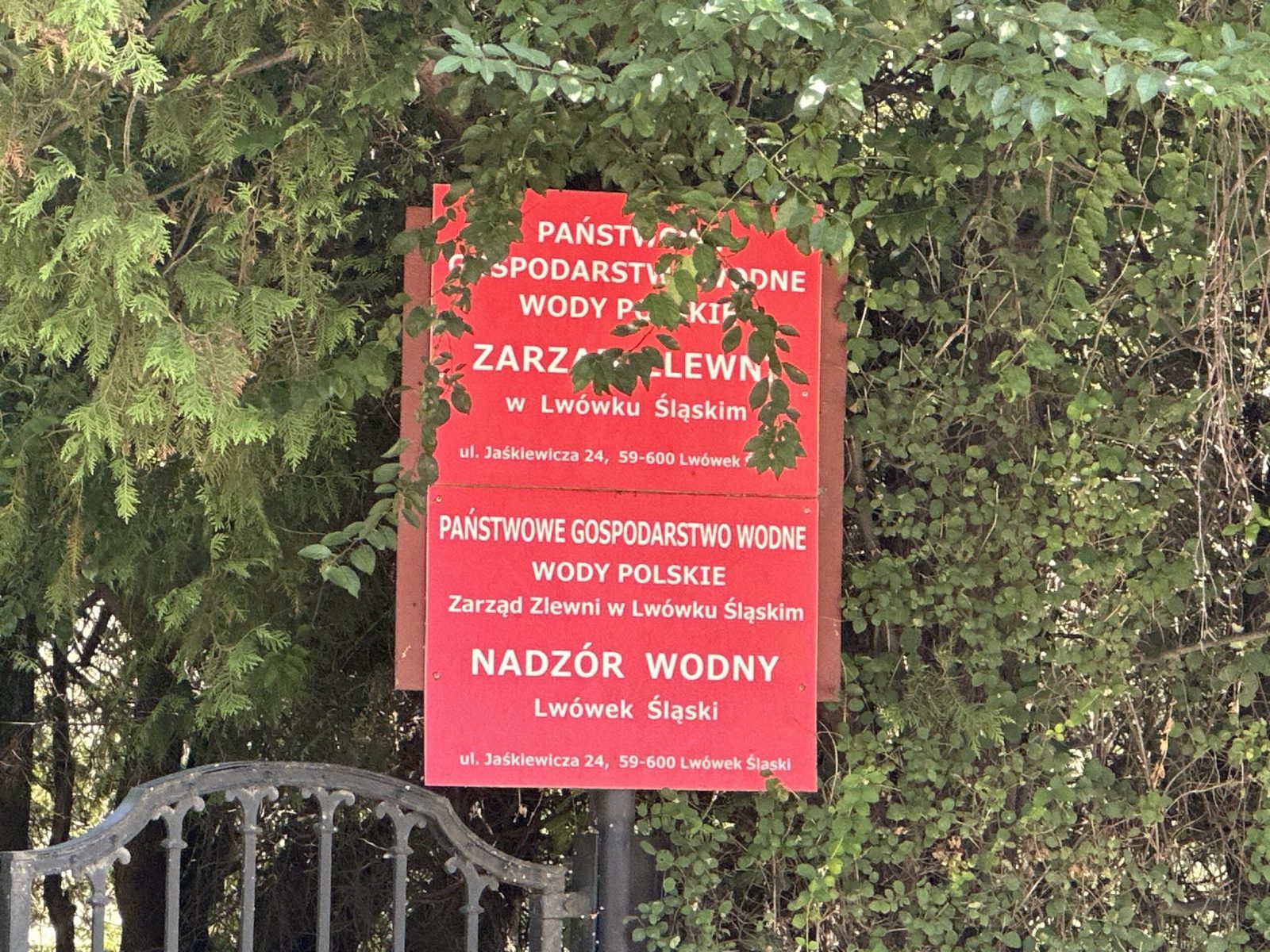 Prokuratura i policja w budynku Wód Polskich w Lwówku Śląskim