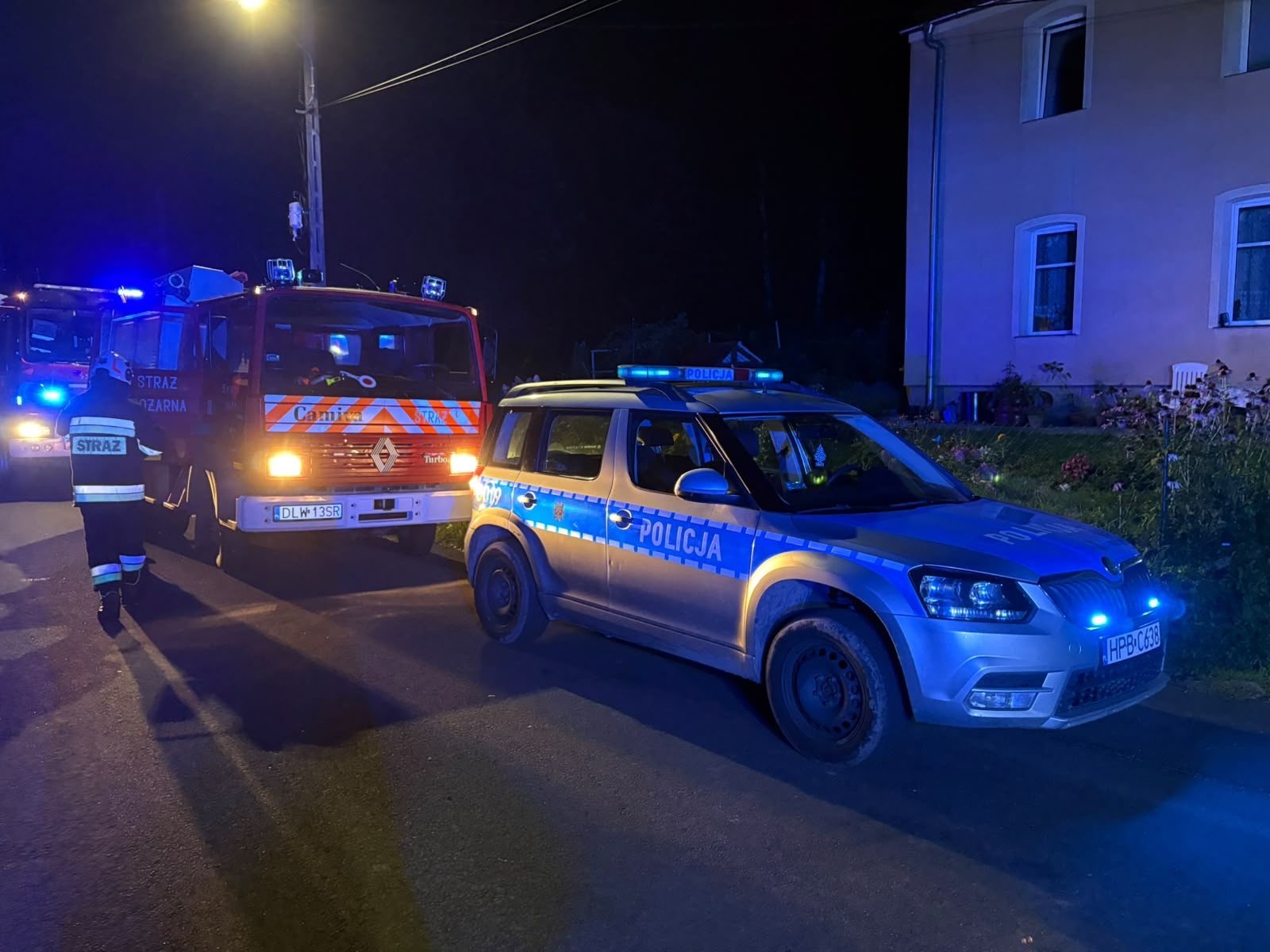 Nocna akcja służb w Płóczkach Górnych. Strażacy musieli siłowo otworzyć mieszkanie