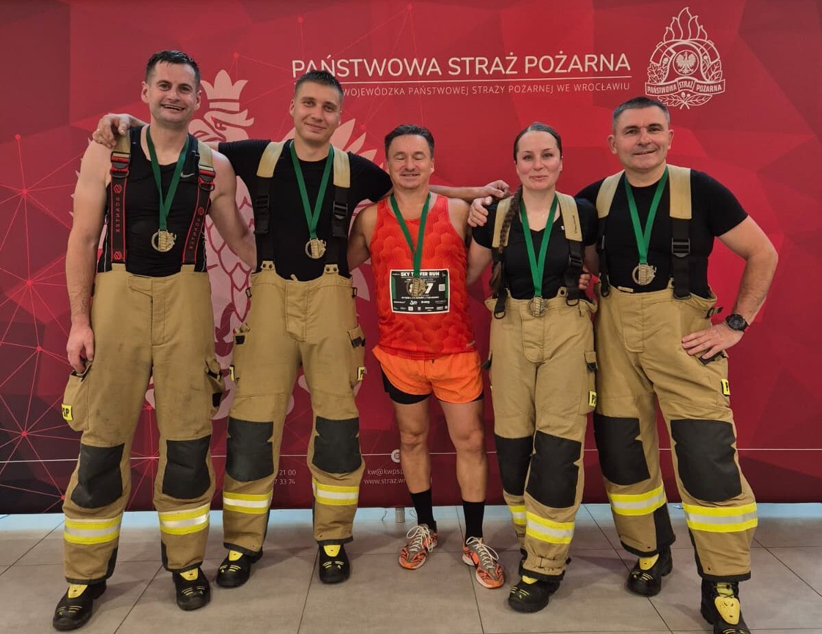 Strażacy z Lwówka Śląskiego wystartowali w Sky Tower Run 2026