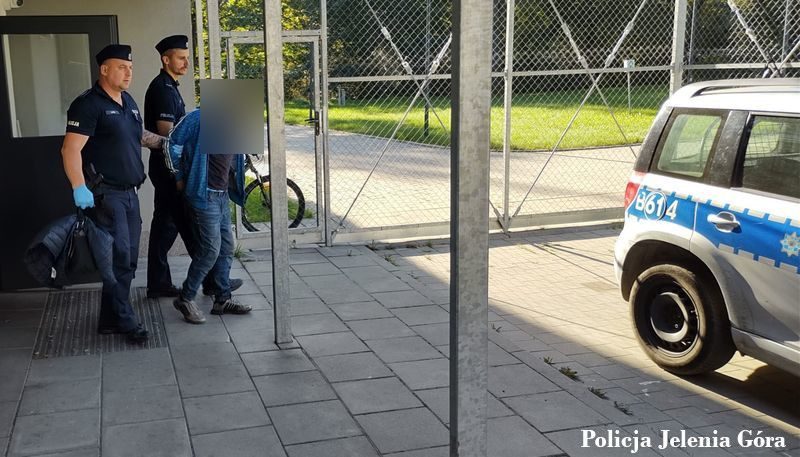 Uszkodził samochody w centrum Jeleniej Góry. 39-latek usłyszał 19 zarzutów