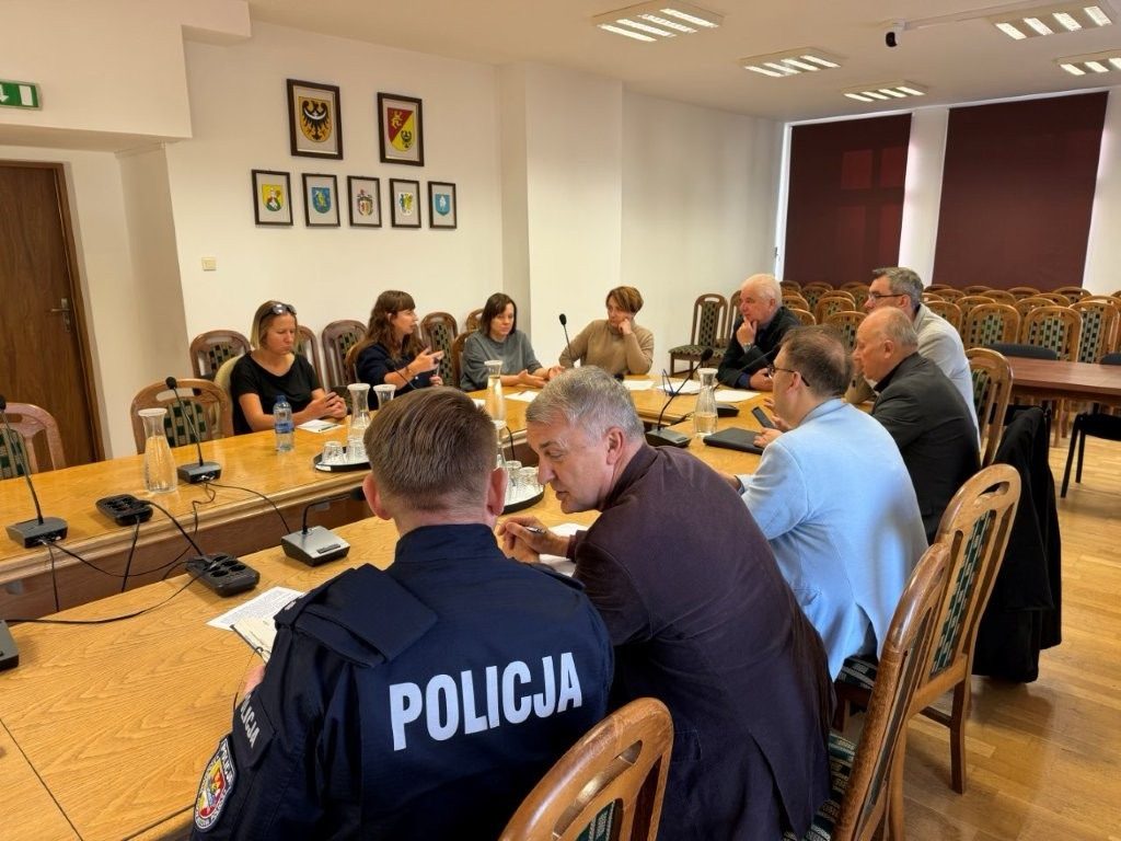 Bezpieczeństwo w szkołach Powiatu Lwóweckiego – pilne spotkanie z dyrektorami i Policją